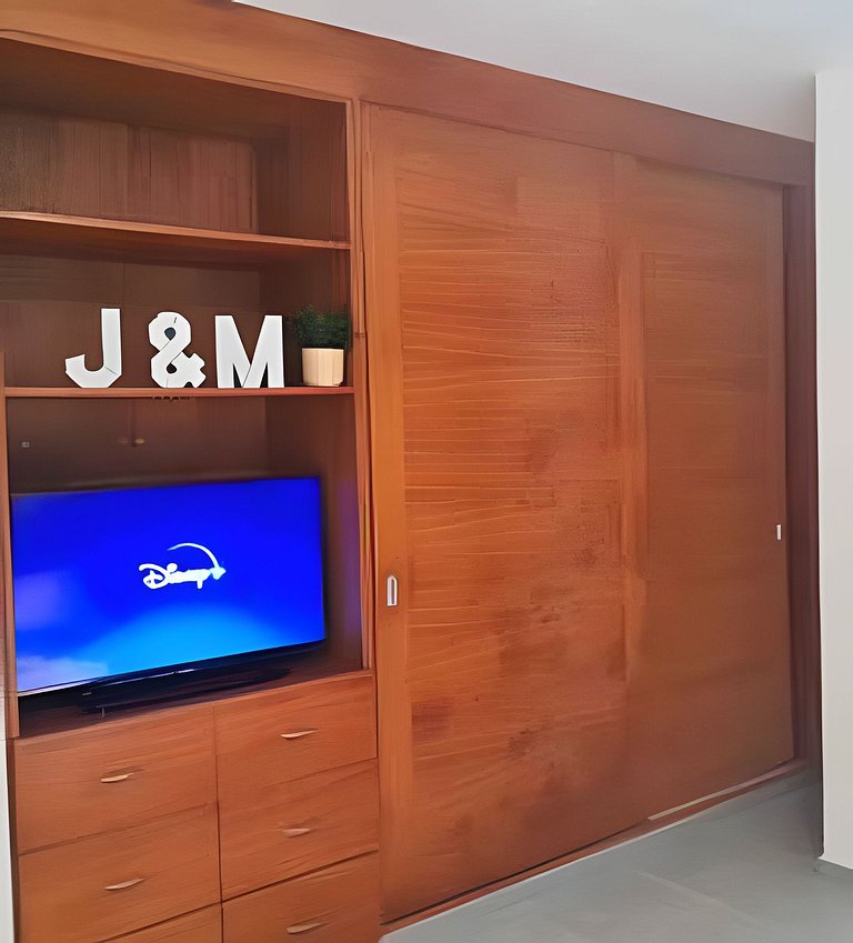 Alula 103 con netflix , Disney+ y wifi.