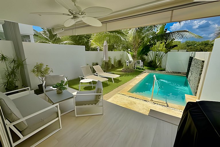 Lake Garden villa with pool by Advantage Club .