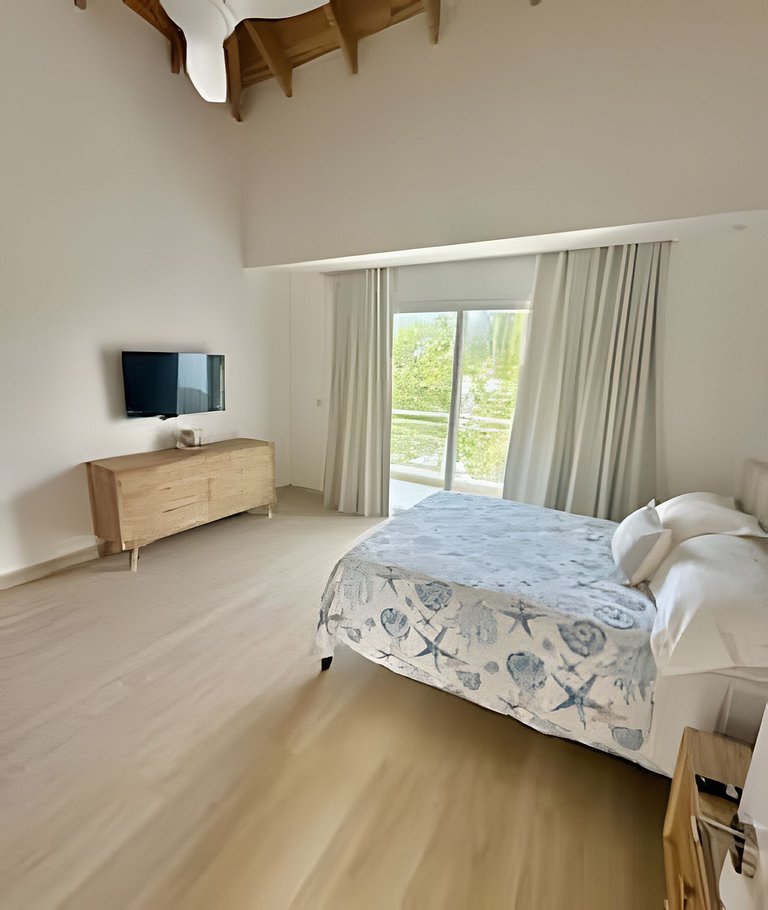 Lake Garden villa with pool by Advantage Club .
